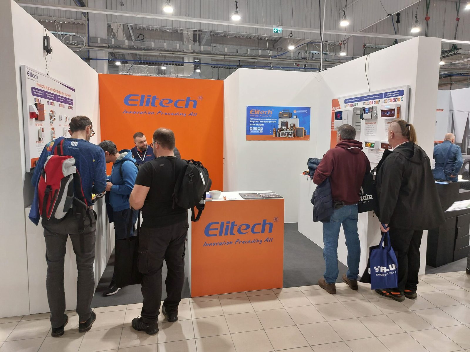 Duże zainteresowanie ofertą Elitech podczas targów — tłum przy stoisku